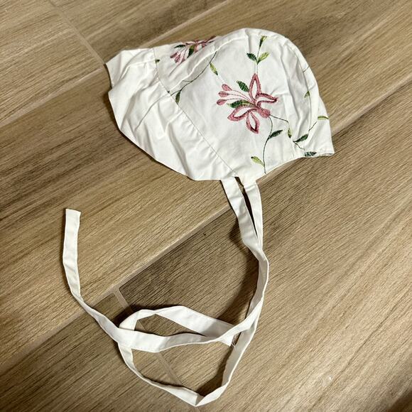 Small Shop White Floral Embroidered Bonnet - Picture 1 of 3